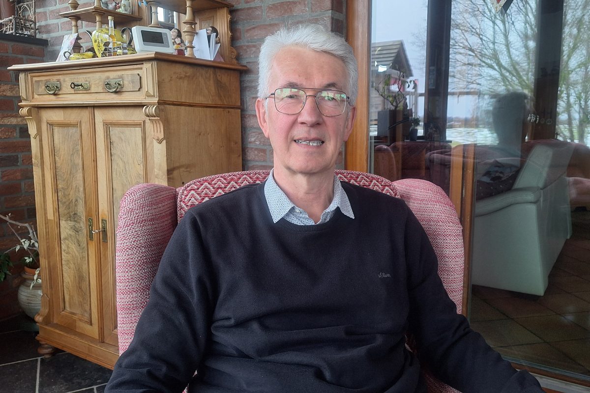 Wohnungseigentümer Albert Haas sitzt in einem Sessel