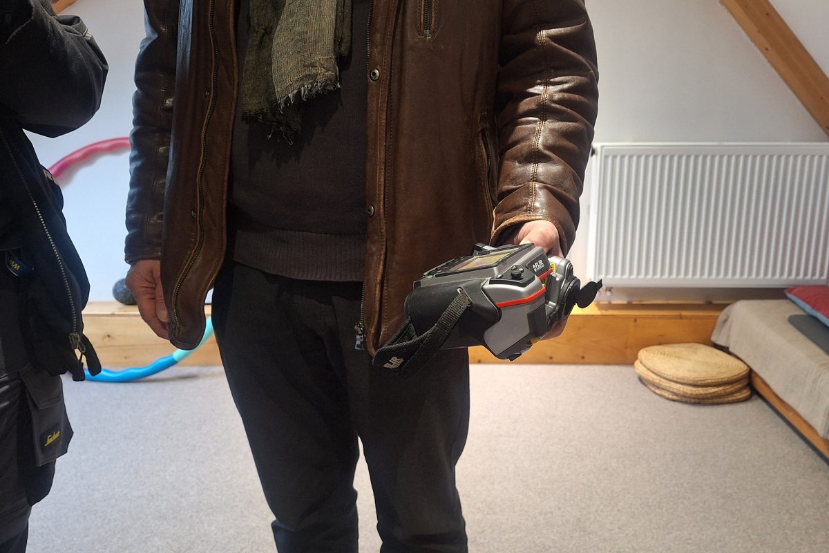 Nahaufnahme, wie Roger Hoffmann die Wärmebildkamera in der Hand hält