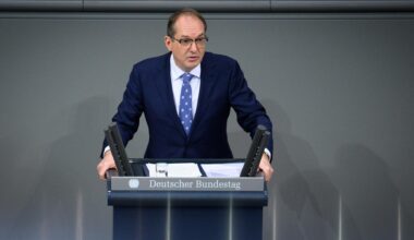 Bundesinnenminister Dobrindt spricht in der 56. Plenarsitzung der 21. Legislaturperiode im Deutschen Bundestag.