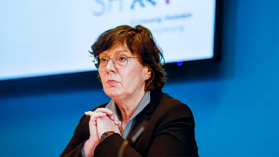 Innenministerin Sabine Sütterlin-Waack (CDU) faltet die Hände bei einer Pressekonferenz.