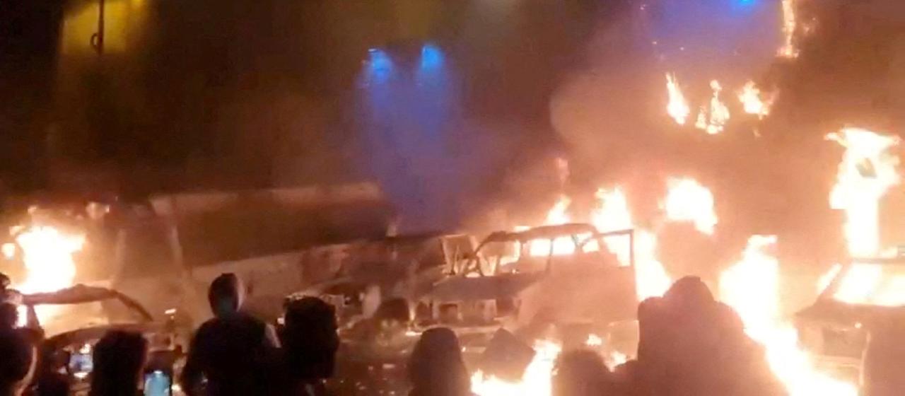 Dieses Videostandbild aus sozialen Medien zeigt brennende Fahrzeuge während nächtlicher Massenproteste. 