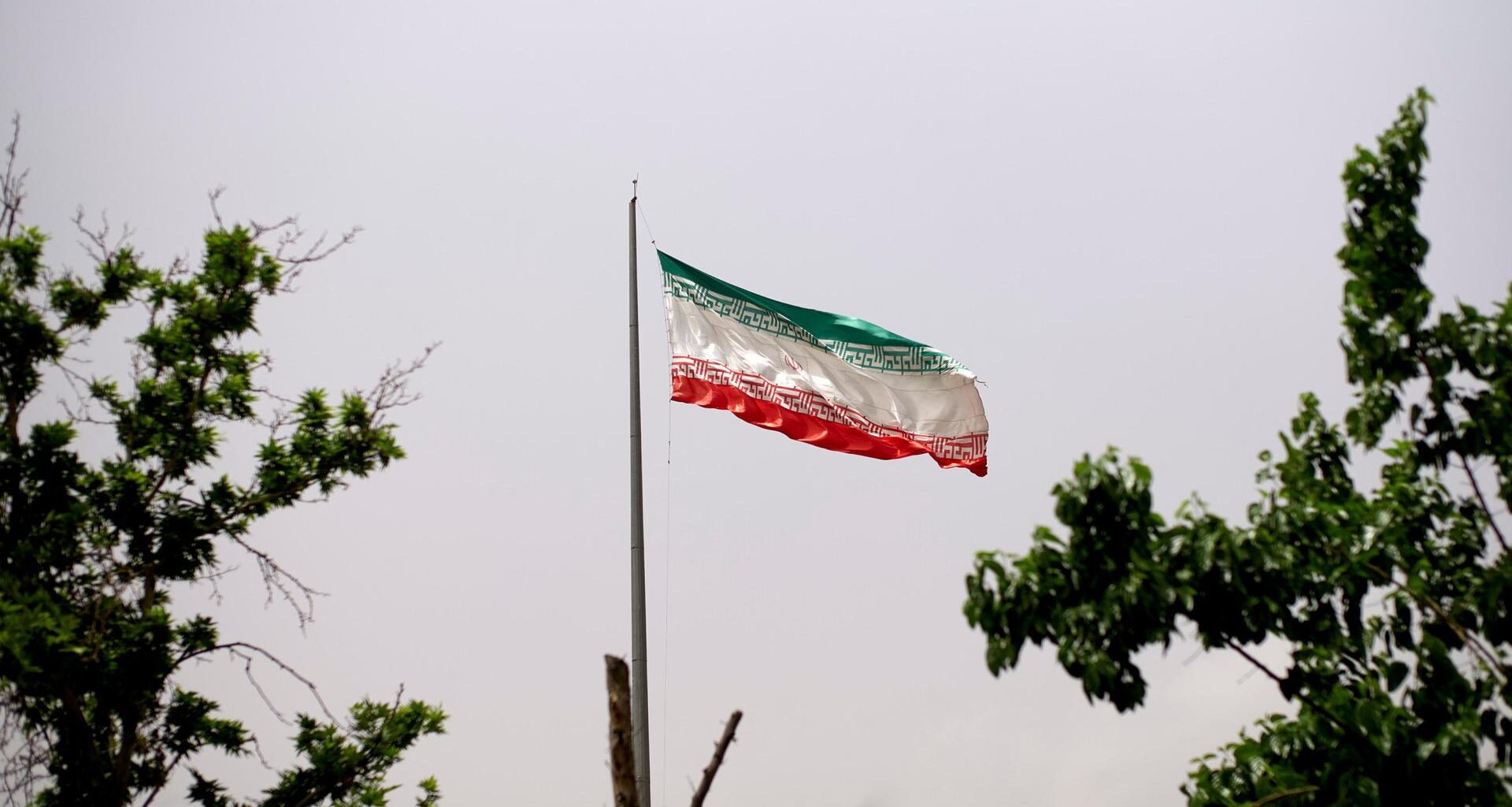 Eine iranische Flagge weht im Wind.