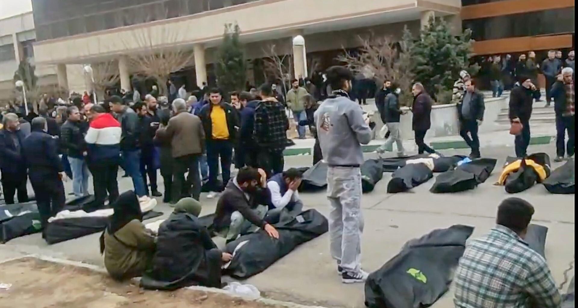 Menschen im Iran versuchen unter Duzenden von Leichen Opfer zu identifizieren.