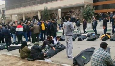 Menschen im Iran versuchen unter Duzenden von Leichen Opfer zu identifizieren.