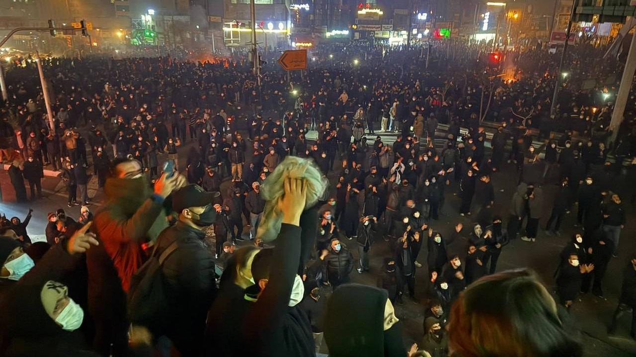 Zu sehen ist eine Menschenmenge auf einem Platz in der iranischen Hauptstadt Teheran.