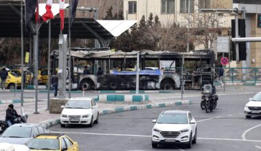 Eine Straßenkreuzung mit wenigen Autos und Menschen in Teheran.