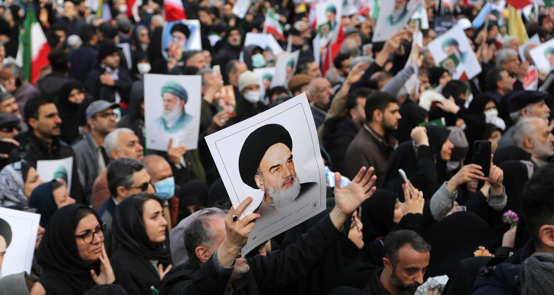 Menschenmengen auf den Straßen, die an Trauerzügen für Sicherheitskräfte teilnahmen, die bei den Protesten getötet worden waren.