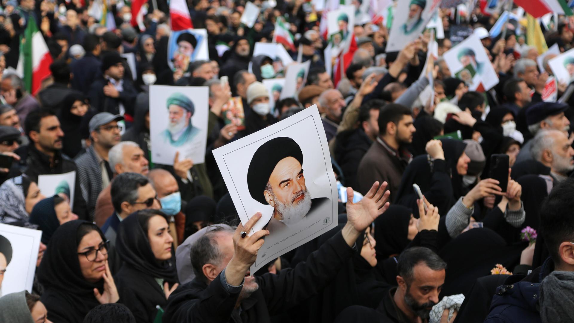 Menschenmengen auf den Straßen, die an Trauerzügen für Sicherheitskräfte teilnahmen, die bei den Protesten getötet worden waren.