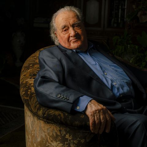 Ivar Buterfas-Frankenthal sitzt in seinem Haus bei Hamburg