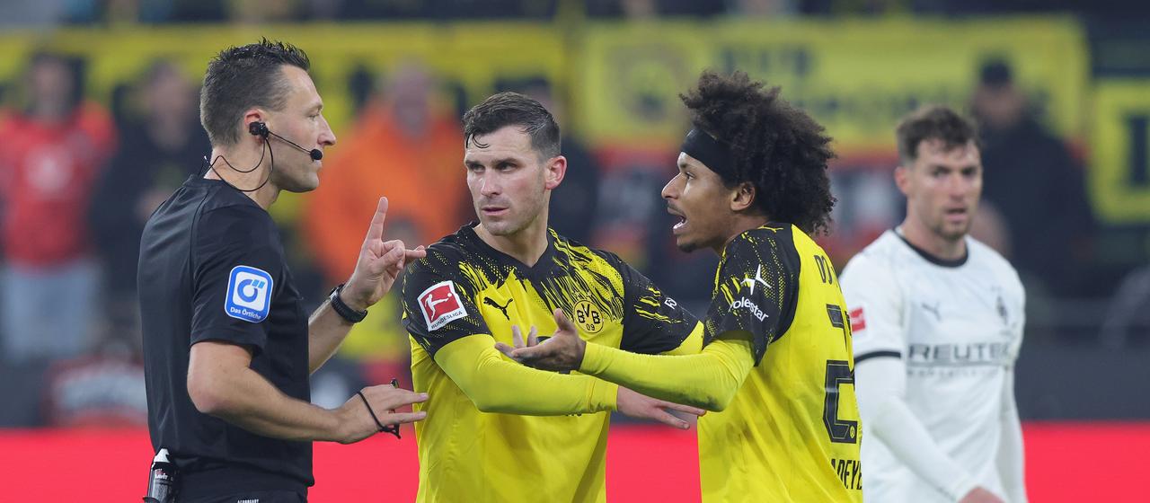 Schiedsrichter Sven Jablonski diskutiert mit dem Dortmunder Karim Adeyemi