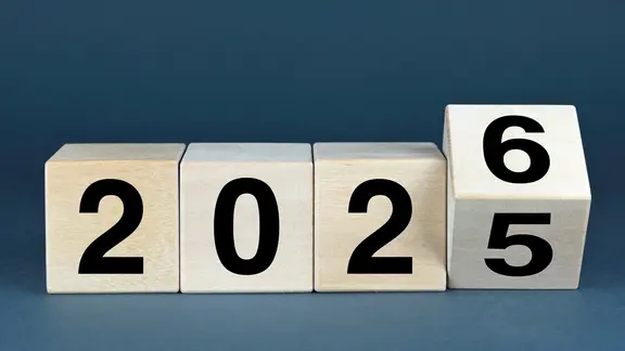 Ein Symbolbild zum Jahreswechsel 2026 mit Holzwürfeln, auf denen Ziffern stehen. | colourbox, Виктор Агеев Ein Symbolbild zum Jahreswechsel 2026 mit Holzwürfeln, auf denen Ziffern stehen.