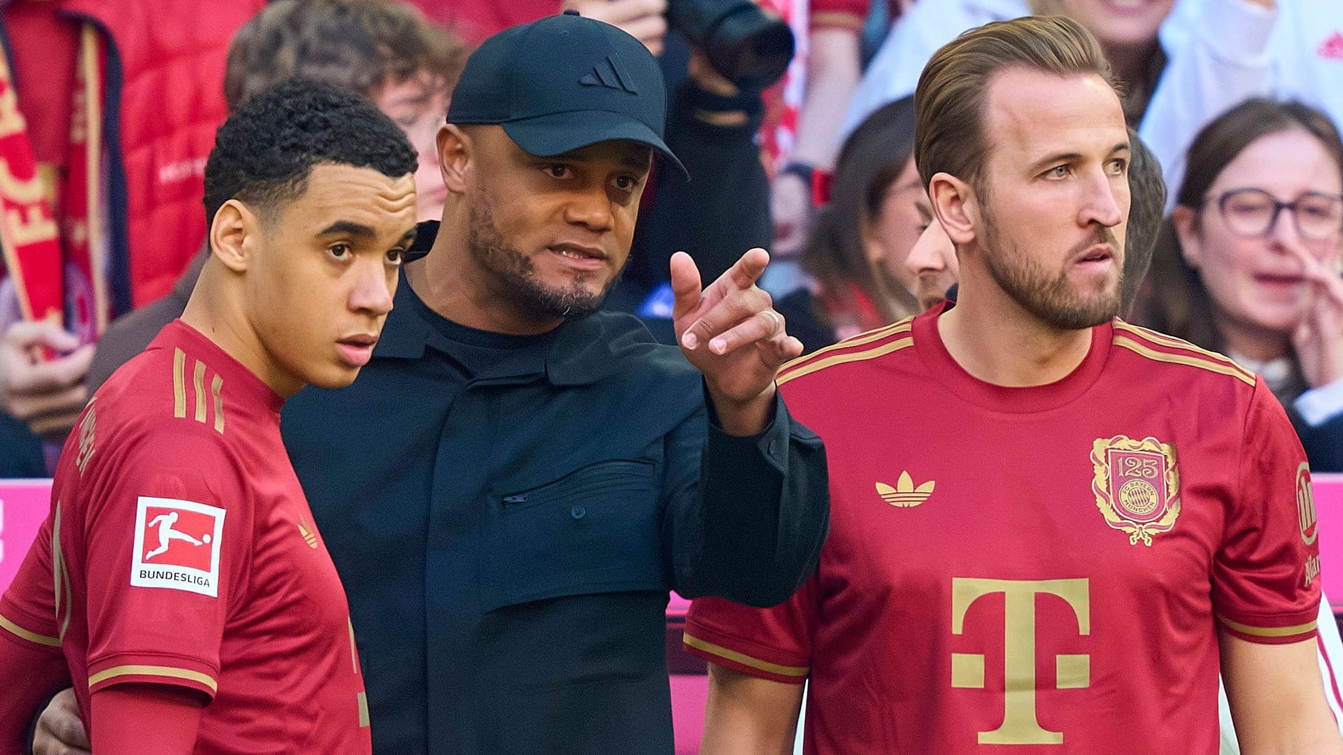 Jamal Musiala (l.) mit Vincent Kompany (M.) und Harry Kane: Der Nationalspieler ist zurück nach einer Verletzung.
