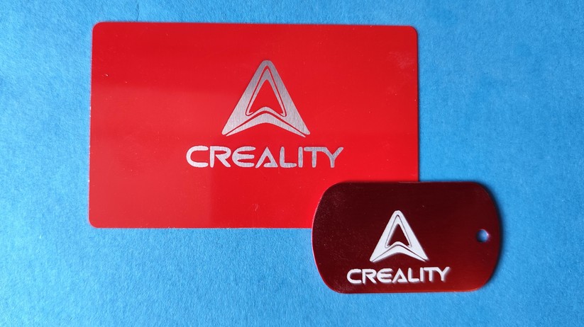 Beschichtetes Metall ist kein Problem, von blankem Edelstahl rät der Hersteller ab.