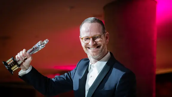 Sein Film hat sechs europäische Filmpreise erhalten. Der Norweger Joachim Trier ist bester europäischer Regisseur ausgezeichnet worden. | Christoph Soeder/dpa +++ dpa-Bildfunk Regisseur Joachim Trier (mit Brille) hat mit seinem norwegischen Film "Sentimental Value" beim europäischen Filmpreis abgeräumt