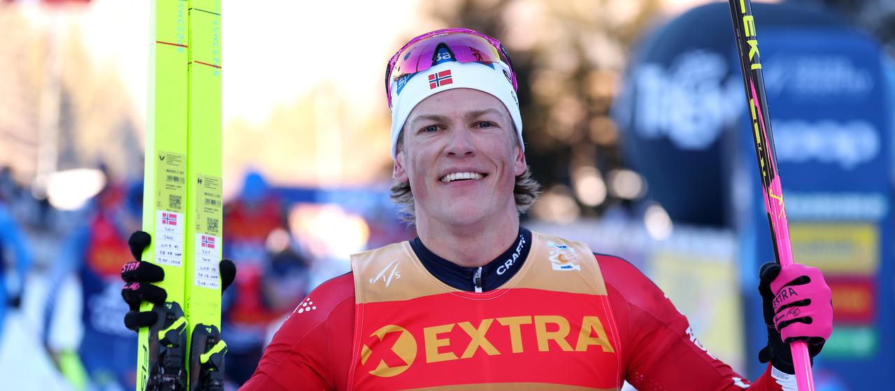 Johannes Hoesflot Klaebo jubelt seinen Sieg bei der Tour de Ski
