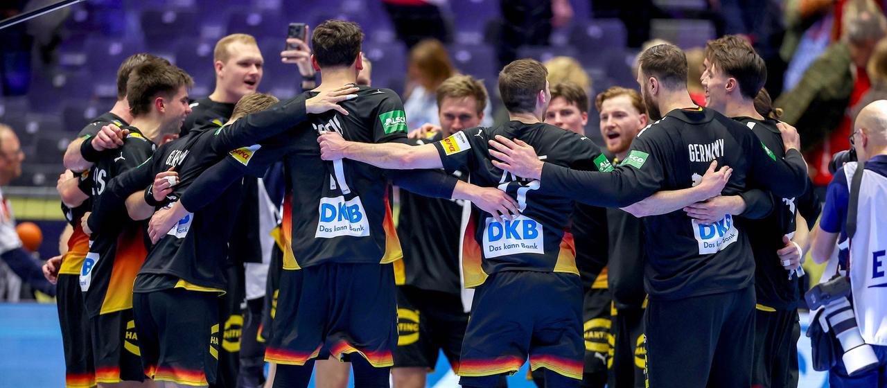 Nach dem Sieg gegen Norwegen  feiert die deutsche Mannschaft