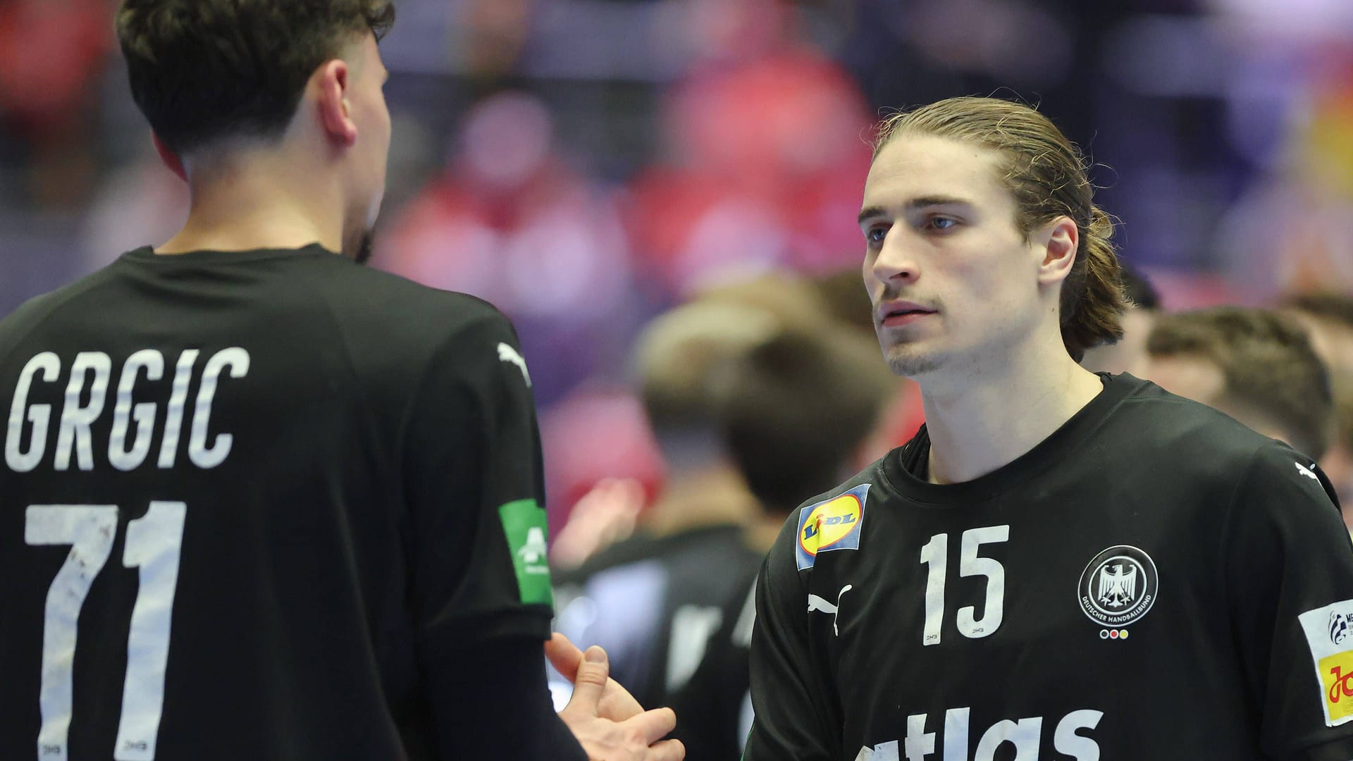 Juri Knorr (r.) schlägt mit Mario Grgić ab: Die Deutschen haben ihren ersten Matchball gegen Dänemark.