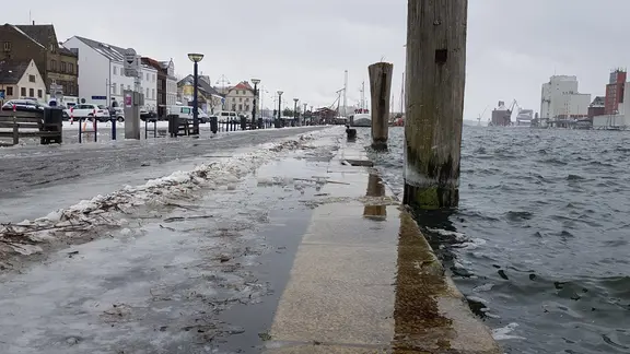 Blick auf Hochwasser und Eis im Flensburger Hafen.