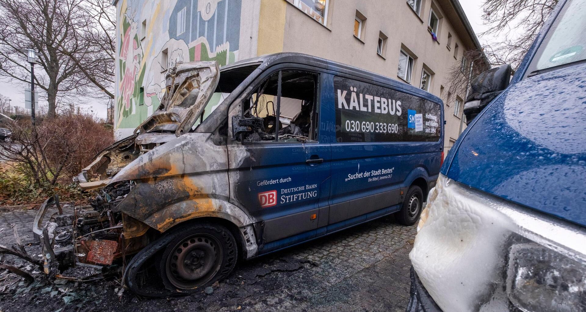 Ein großes Fahrzeug mit der Aufschrift "Kältebus" und einem ausgebrannten Vorderteil.