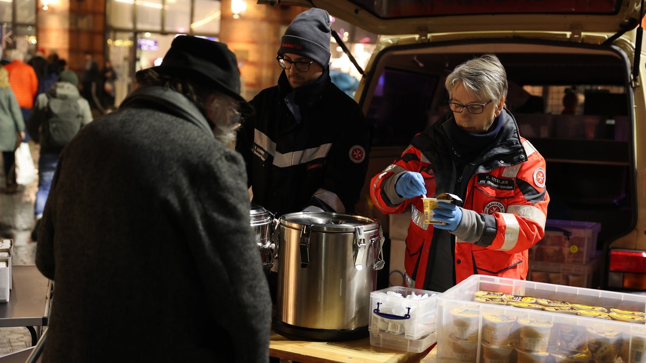 Heiße Suppe gegen die Kälte: Wie die Johanniter Bedürftigen helfen
