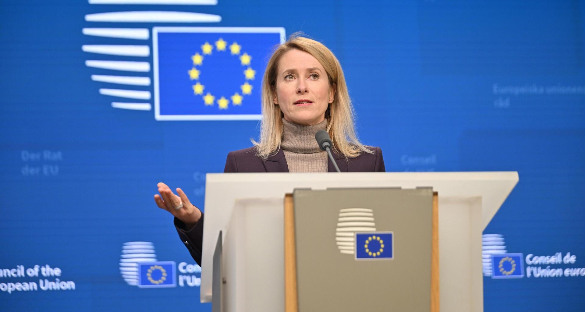 Kallas steht an einem Pult vor blauem Hintergrund mit den gelben EU-Sternen und spricht.