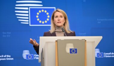 Kallas steht an einem Pult vor blauem Hintergrund mit den gelben EU-Sternen und spricht.