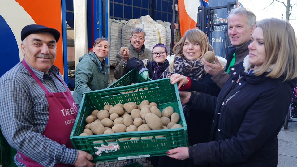 Erste Frohburger Rekord-Kartoffeln an Tafel in Leipzig ausgeliefert