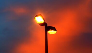 Mann fährt gegen Laternenmast, dieser fällt um – zwei Verletzte