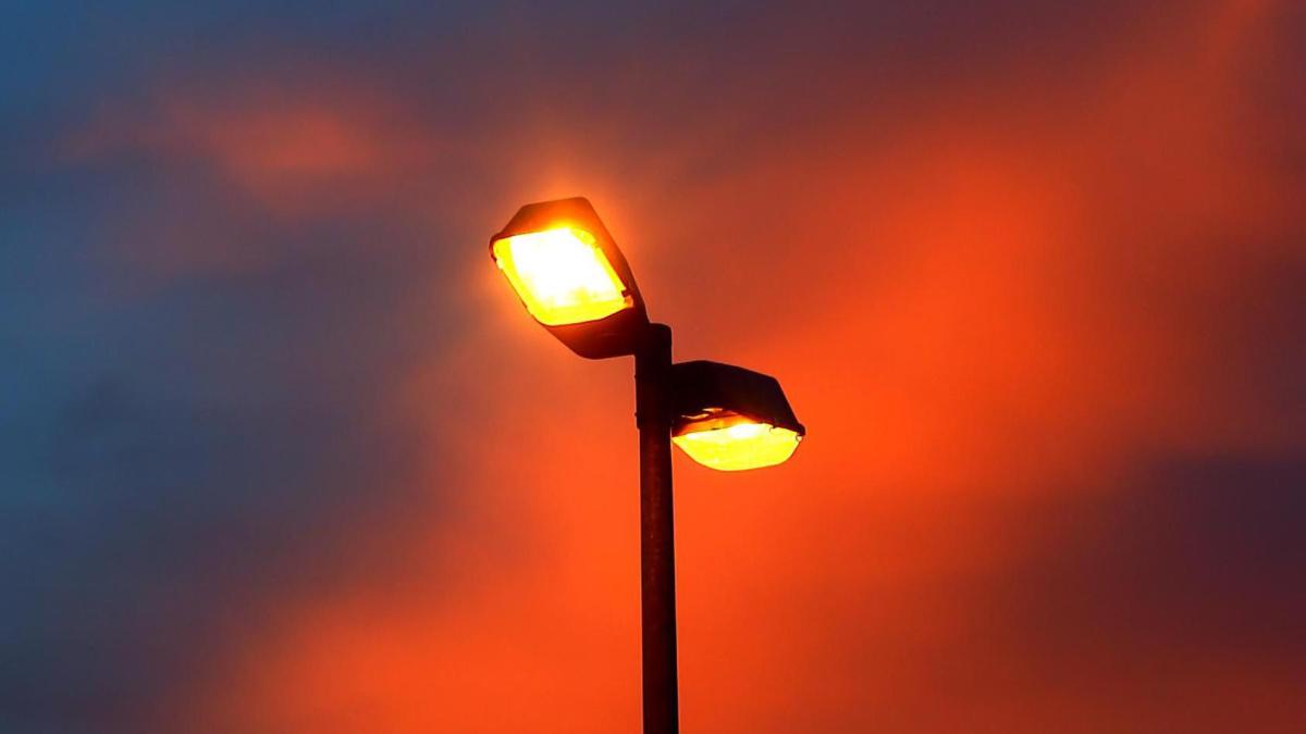 Mann fährt gegen Laternenmast, dieser fällt um – zwei Verletzte