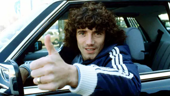 Kevin Keegan am Steuer seines Autos.