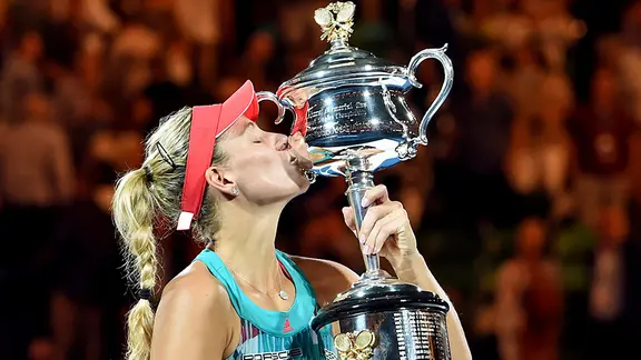 Angelique Kerber küsst den Siegerpokal bei den Australian Open. | picture-alliance, Filip Singer Angelique Kerber küsst den Siegerpokal bei den Australian Open.