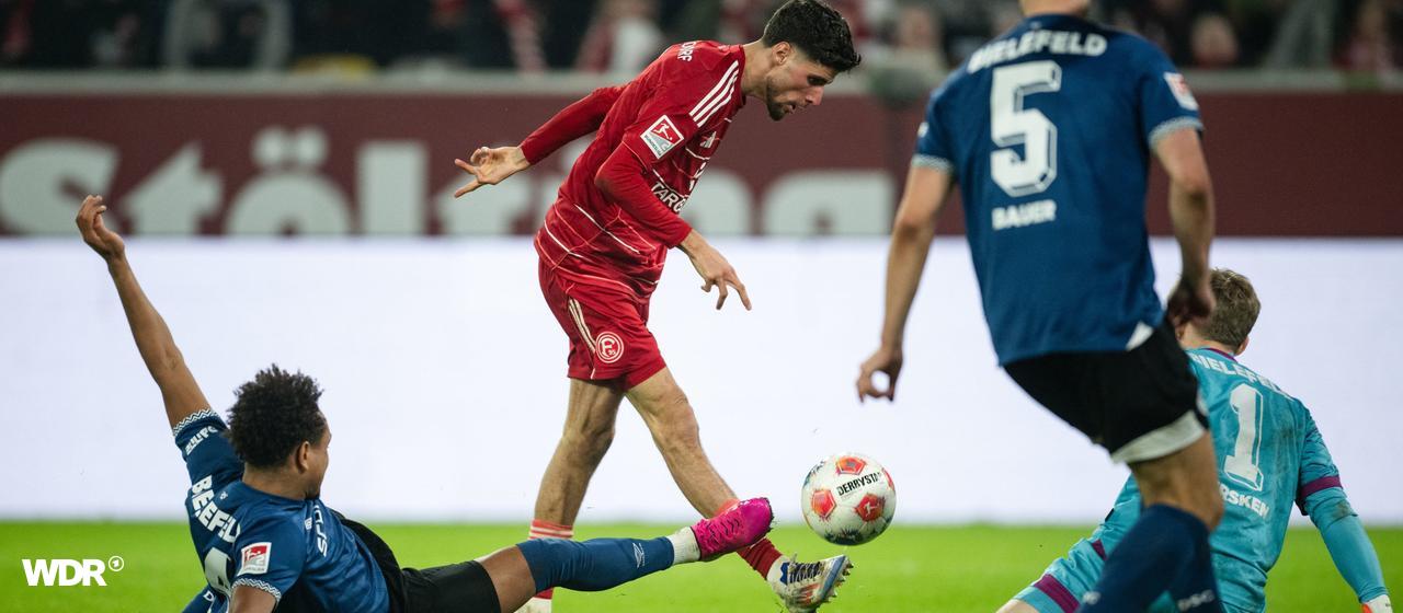 Anouar El Azzouzi (2. v.l., Fortuna Düsseldorf) schießt auf das Tor von Torwart Jonas Kersken