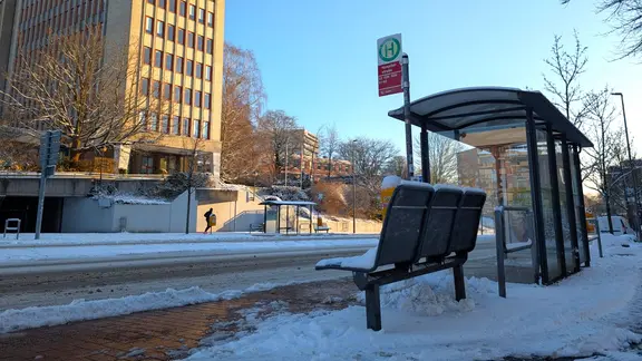 Eine Bushaltestelle in Kiel im Winter.