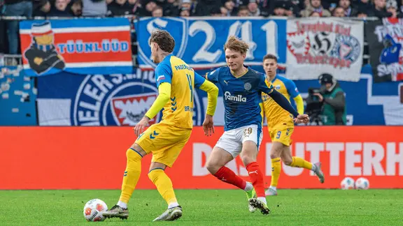 Kiels Niklas Niehoff (r.) im Zweikampf mit Paderborns Calvin Brackelmann