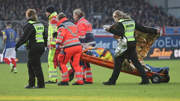  Calvin Brackelmann vom SC Paderborn wird im Spiel bei Holstein Kiel mit einer Trage vom Platz gebracht