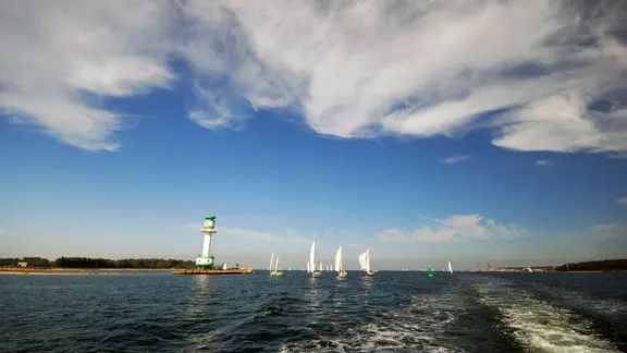 Segelboote auf der Kieler Förde, darüber Wolken. | Colourbox, Carsten Medom Madsen Segelboote auf der Kieler Förde, darüber Wolken.
