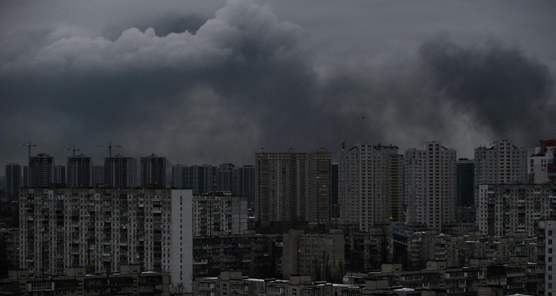 Über Wohnhäusern steigt Rauch auf.
