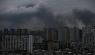 Über Wohnhäusern steigt Rauch auf.