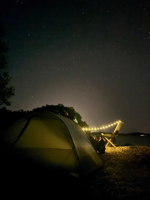 Nicht immer bietet das Wildcampen so viel Idylle wie hier, aber auch solche Abende gehören zur Reise von Pia Klokkers und Lars Siering.
