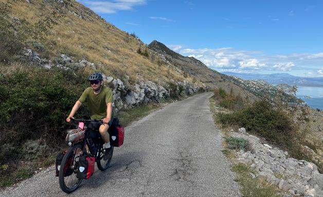 Von Kleidung über Lebensmittel bis hin zu Medizin befindet sich alles, was die beiden brauchen, in ihren Fahrradtaschen.