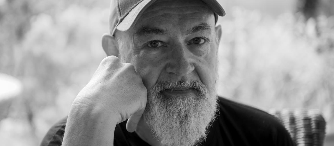 Gerd Knebel vom hessischen Komiker-Duo "Badesalz" während eines Interviews (Archiv)