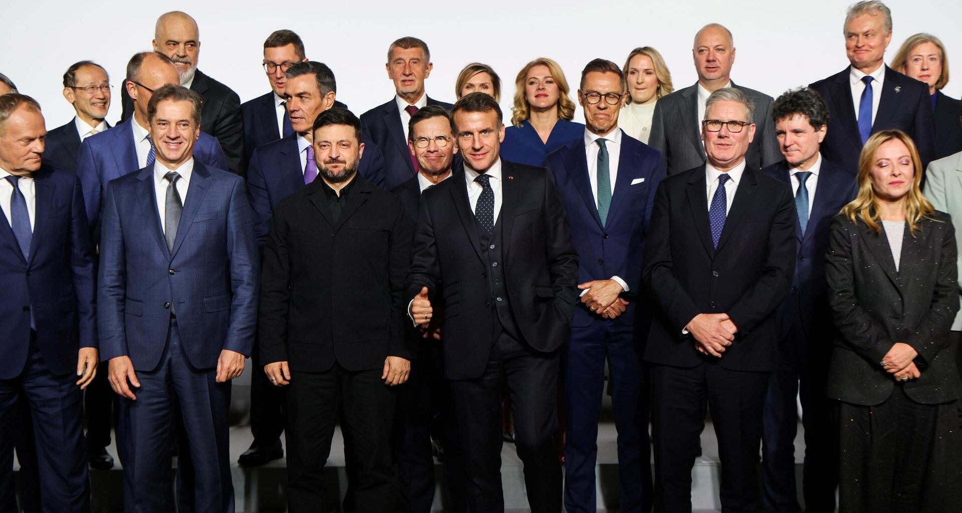 Das Foto zeigt mehrere europäische Staats- und Regierungschefs bei einem Treffen in Paris.