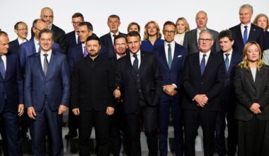 Das Foto zeigt mehrere europäische Staats- und Regierungschefs bei einem Treffen in Paris.