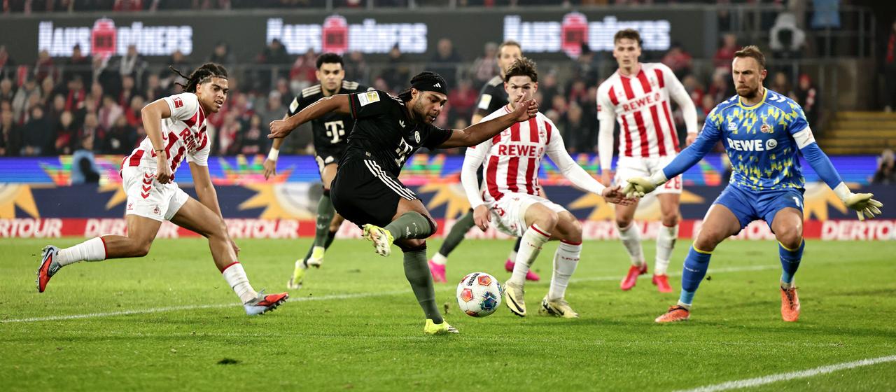 Bayern Münchens Serge Gnabry (v.) überwindet Marvin Schwäbe und trifft zum zwischenzeitlichen 1:1