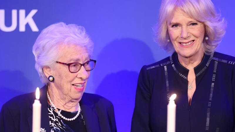 Königin Camilla (r.), damals noch Herzogin von Cornwall, und Eva Schloss, bei einem Empfang für den "Anne Frank Trust UK".