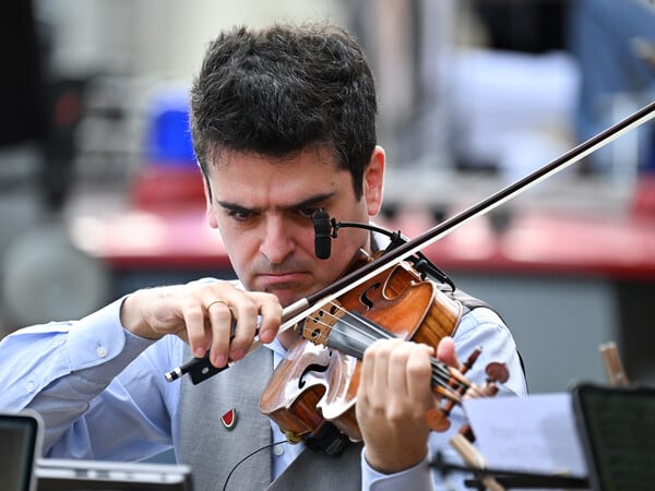 Der Violinist Michael Barenboim spielt im Rahmen einer Kundgebung während eines Klassik-Konzertes für die Kinder von Gaza auf dem Gendarmenmarkt. Das Konzert wird von der Initiative Musik für Menschlichkeit veranstaltet. +++ dpa-Bildfunk +++