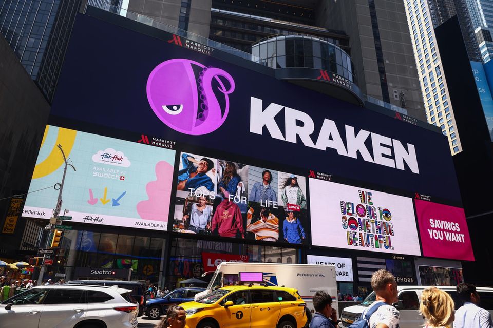 Kraken Als Kandidat für einen baldigen Börsengang gilt auch die Krypto-Börse Kraken. Laut Medienberichten hat das Unternehmen zuletzt vertrauliche Registerdokumente bei der US-Börsenaufsicht SEC eingereicht – ein üblicher erster Schritt vor einem Börsengang. Zeitpunkt und Umfang sind noch offen, ein Debüt wird frühestens 2026 erwartet. Erst kürzlich sammelte Kraken frisches Kapital ein: In einer Finanzierungsrunde flossen 800 Mio. Dollar, darunter 200 Mio. Dollar vom Finanzhaus Citadel Securities. Die Bewertung stieg damit auf rund 20 Mrd. Dollar. Kraken wurde 2011 gegründet und ermöglicht den Handel mit Kryptowährungen wie Bitcoin und Ether.