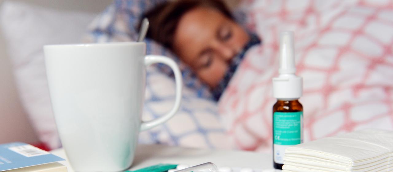 Fieberthermometer, Medikamente und Teetasse stehen auf einem Nachttisch. | dpa Fieberthermometer, Medikamente und Teetasse stehen auf einem Nachttisch.