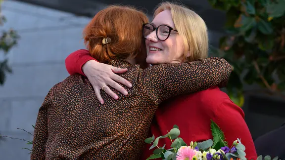 Katrin Schumacher (li) umarmt die Autorin Kristine Bilkau