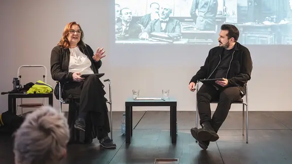 Lenore Lötsch (links) und Torben Steenbuck sitzen auf einer Bühne | Melanka Helms Lenore Lötsch (links) und Torben Steenbuck sitzen auf einer Bühne